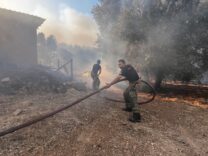 Çeşme’de yangınla mücadele sürüyor