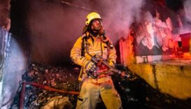 İzmir Konak’ta metruk binada çıkan yangında 2 kişi kurtarıldı