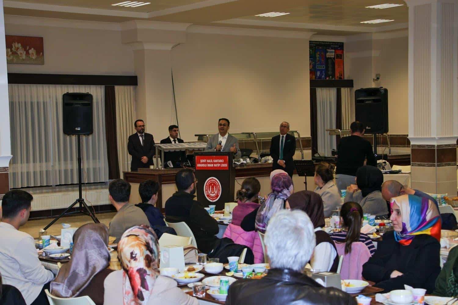 Kemalpaşa’da İmam Hatip Okulları İftar Programı Yoğun Katılımla Düzenlendi