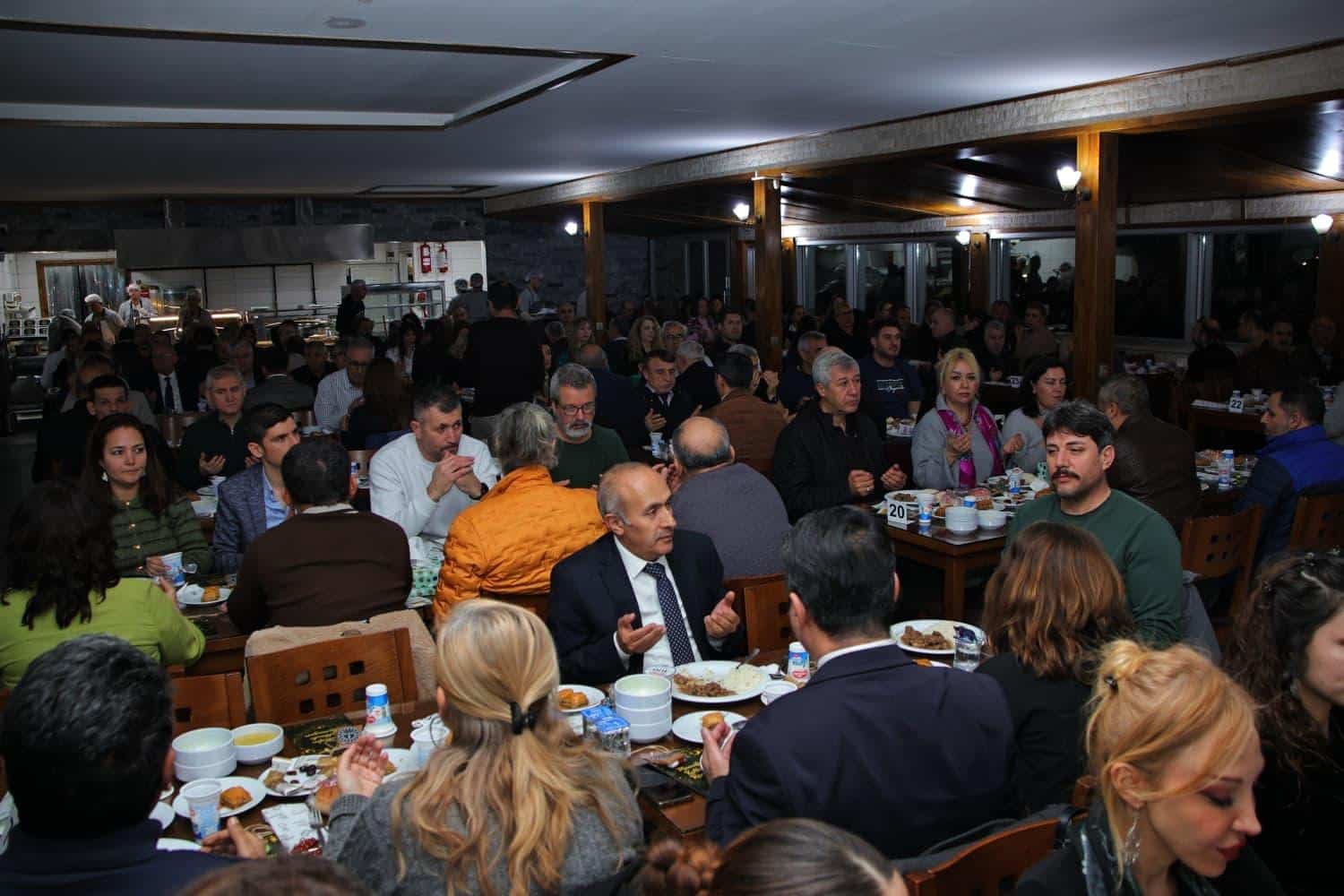 İzmir İl Millî Eğitim Müdürlüğü Karşıyaka’daki İftar Programında Eğitimcilerle Bir Araya Geldi