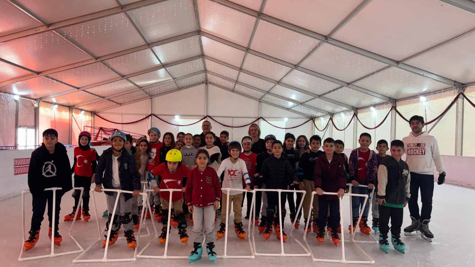 Öğrenciler buz pistinde buluştu, eğlenceli ve sportif etkinlikler gerçekleştiriyor.