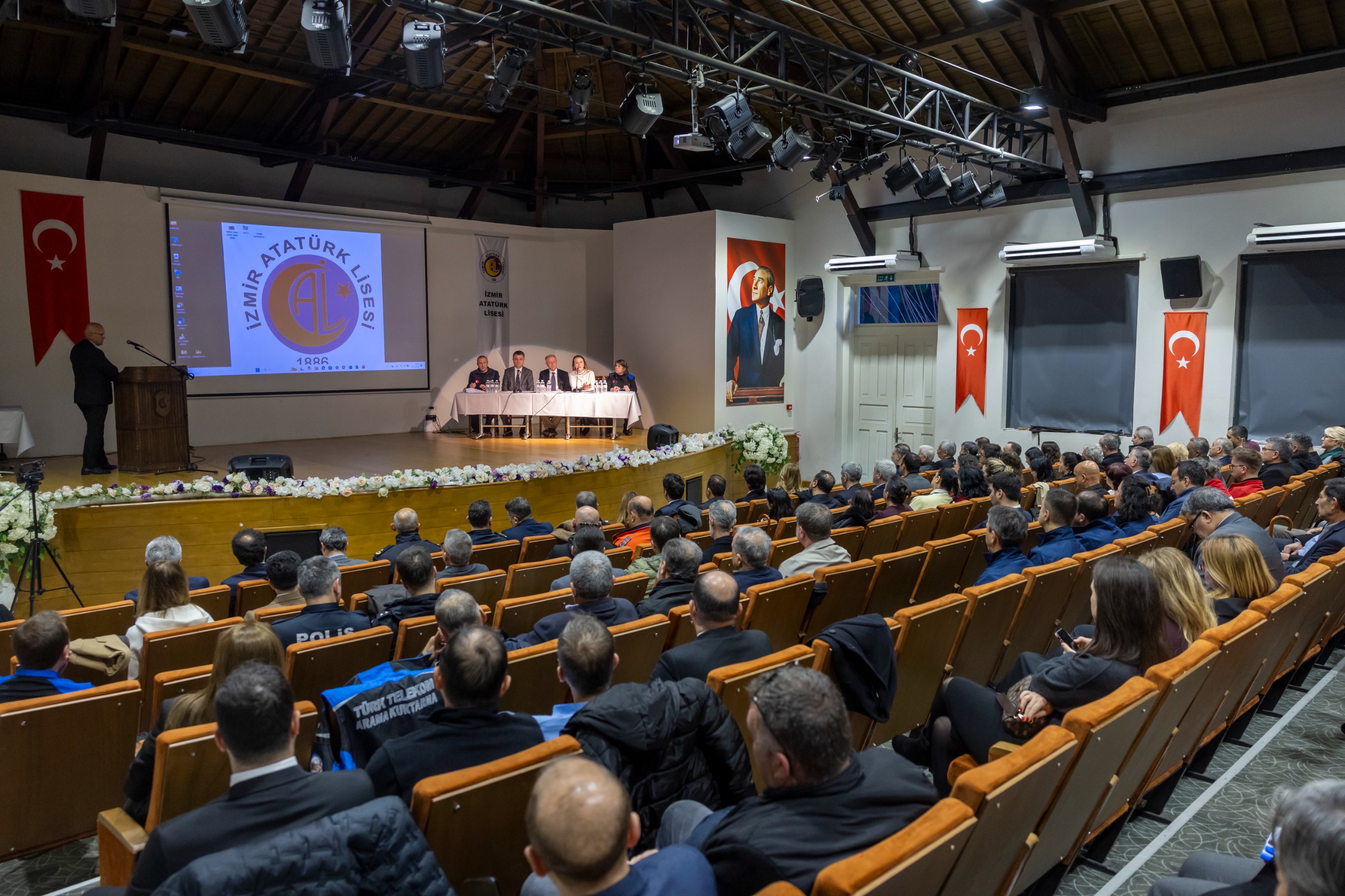 Konak Belediyesi'nde Afet Müdahale Planları İçin Zirve Toplantısı Düzenlendi
