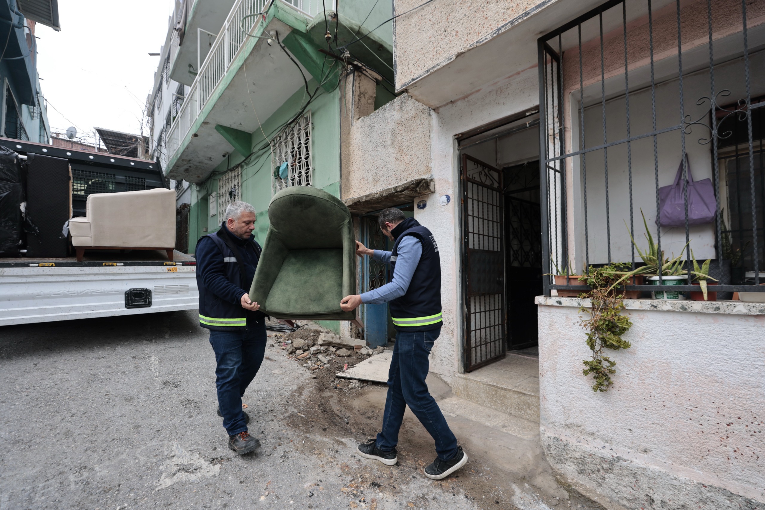 Konak Belediyesi Eşya Bağışlarıyla Toplumsal Dayanışmayı Güçlendiriyor