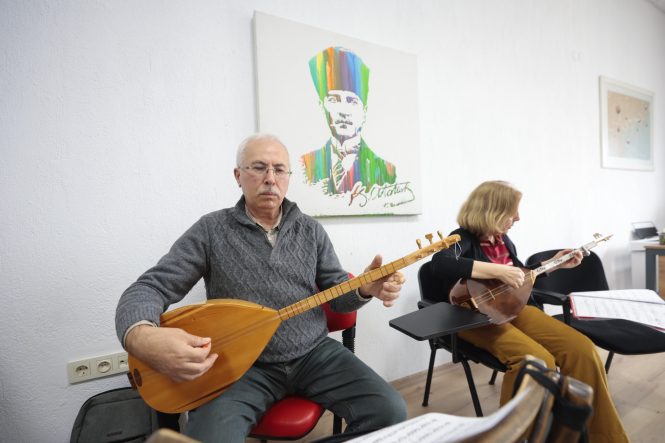 Konak Belediyesi’nde ücretsiz bağlama kursları İzmirlilerden yoğun ilgi görüyor