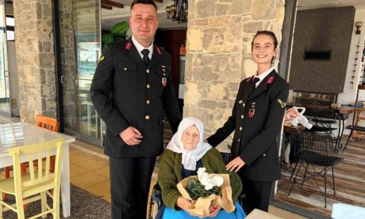 Çeşme Jandarması 98 Yaşındaki Muzaffer Şenkul’u Yaşlılar Haftası’nda Evinde Ziyaret Etti