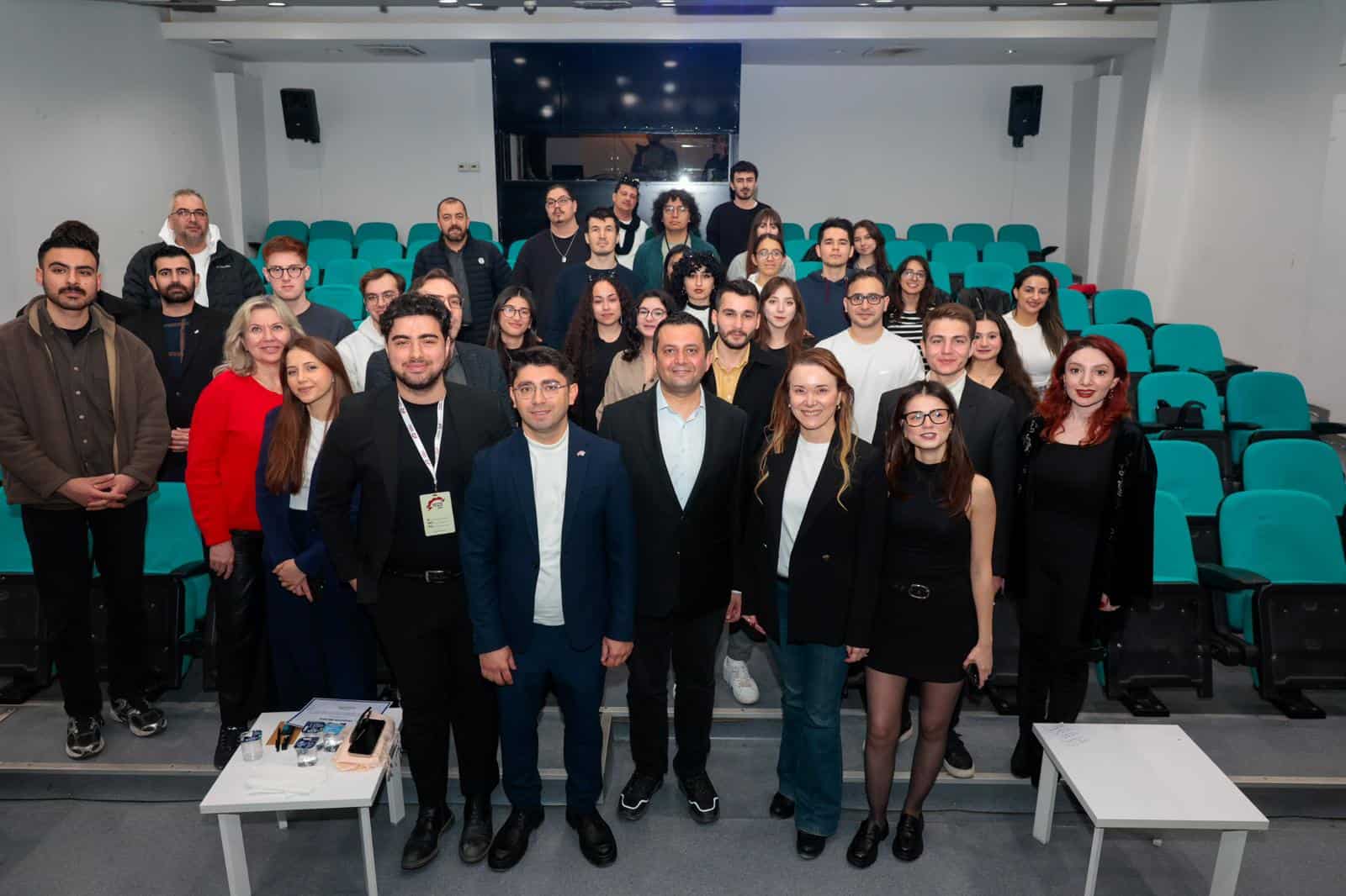 Konak’ta Hibrit Kariyer Zirvesi: Gençler Dijital Dönüşüm ve Yapay Zekayı Tartıştı