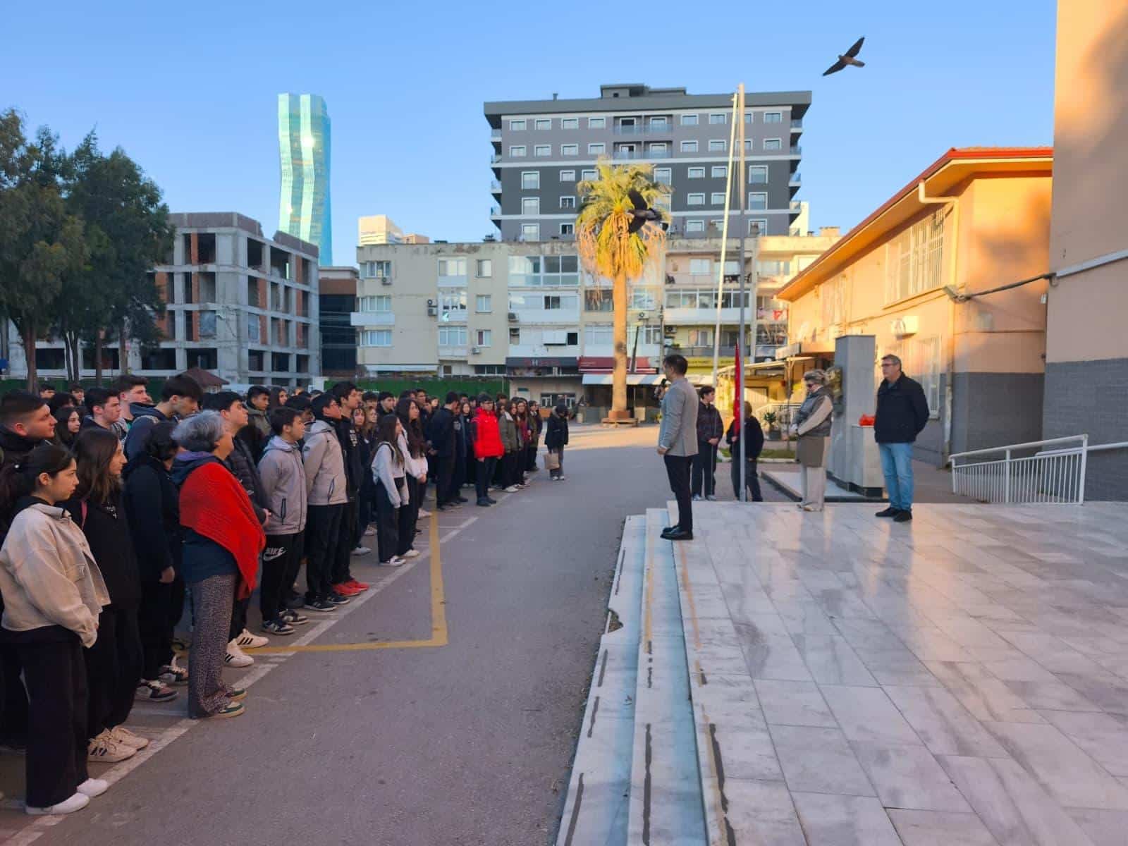Bayraklı’da İstiklal Marşı’nın Kabulü Haftasında Anlamlı Bayrak Töreni Düzenlendi