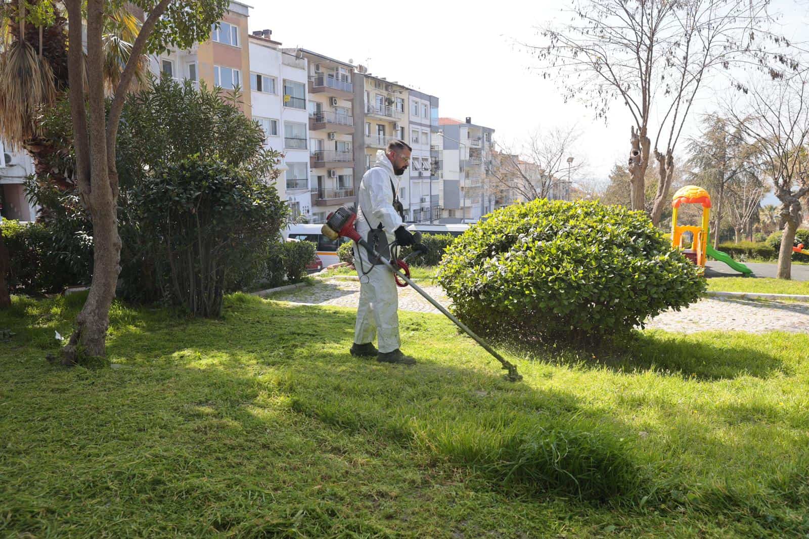Konak Belediyesi Bayram Öncesinde Park ve Sokaklarda Sağlıklı Çevre İçin Çalıştı