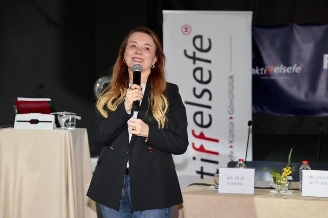 Konak’ta Felsefe ve Bilim Festivali’nde Her Yaştan Katılımcıya Bilimsel ve Düşünsel Deneyim