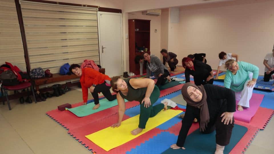 Konak Belediyesi İleri Yaş Yoga Kurslarıyla Sağlıklı Yaşamı Destekliyor