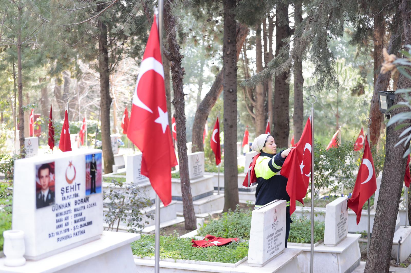 Konak Belediyesi Bayram Öncesi Şehitliklerde Temizlik ve Bakım Çalışması Yürüttü