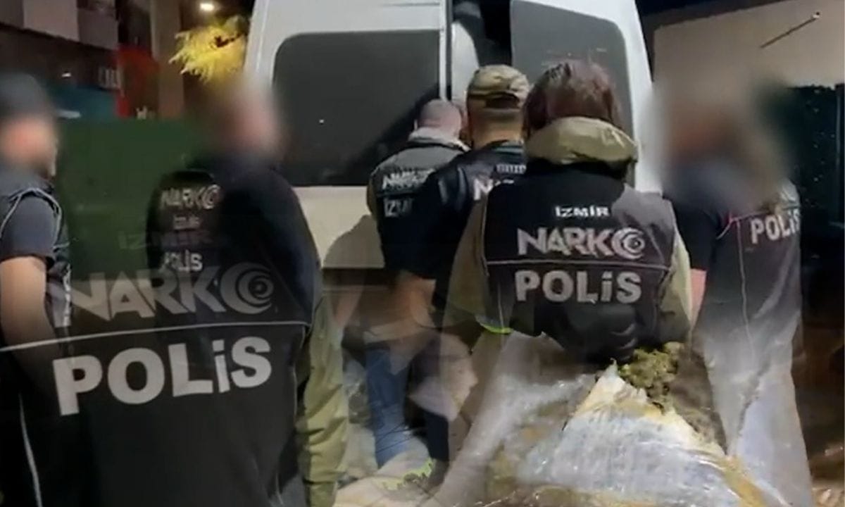 İzmir Torbalı’da Araçta 1 Tonun Üzerinde Skunk ve 57 Bin Hap Ele Geçirildi