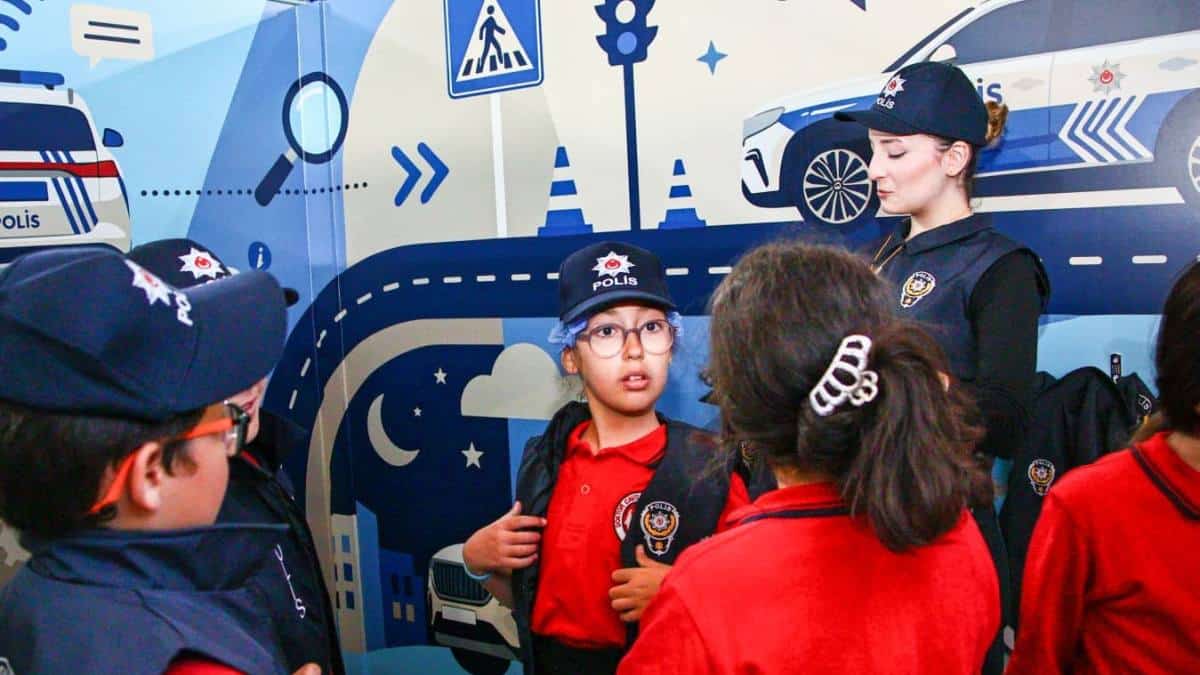 İzmir'de 23 Nisan Çocuk Köyü Etkinliği Öğrencilerden Yoğun İlgi Gördü