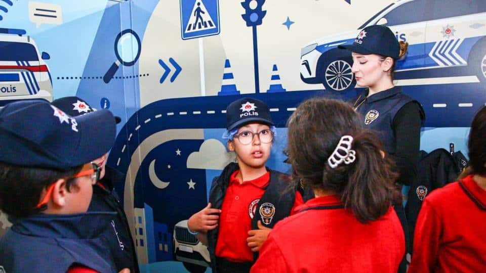 İzmir'de 23 Nisan Çocuk Köyü Etkinliği Öğrencilerden Yoğun İlgi Gördü