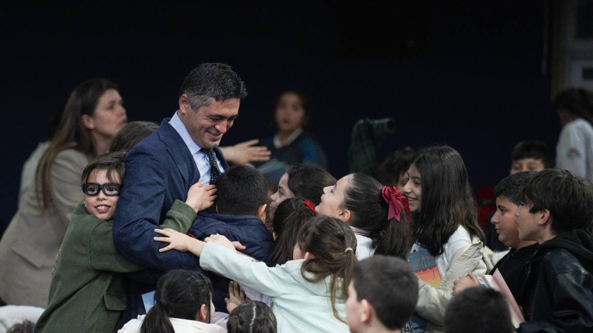 Aliağa Cumhuriyet İlkokulu Öğrencileri Yerel Yönetimi Belediye Başkanı Serkan Acar'dan Dinledi