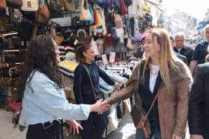 Konak Belediye Başkanı Nilüfer Çınarlı Mutlu, Kemeraltı Esnafıyla Bir Araya Geldi: Ruhsat İndirimi ve Yeni Projeler Görüşüldü