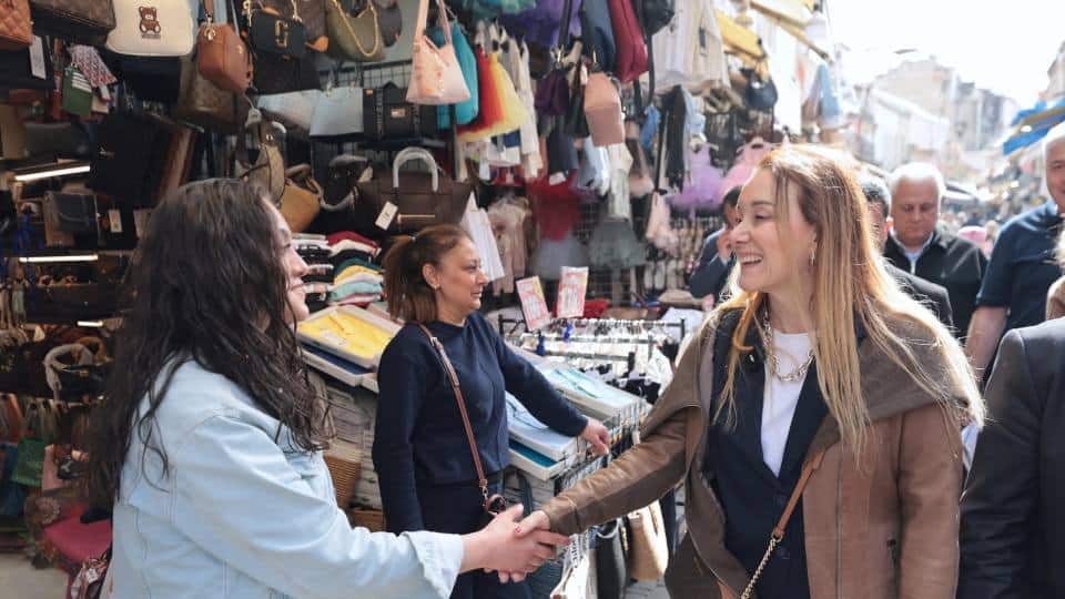 Konak Belediye Başkanı Nilüfer Çınarlı Mutlu, Kemeraltı Esnafıyla Bir Araya Geldi: Ruhsat İndirimi ve Yeni Projeler Görüşüldü