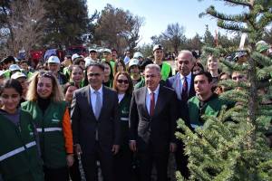 Buca’da Öğrencilerin Harçlıklarıyla Binlerce Fidan Toprakla Buluştu