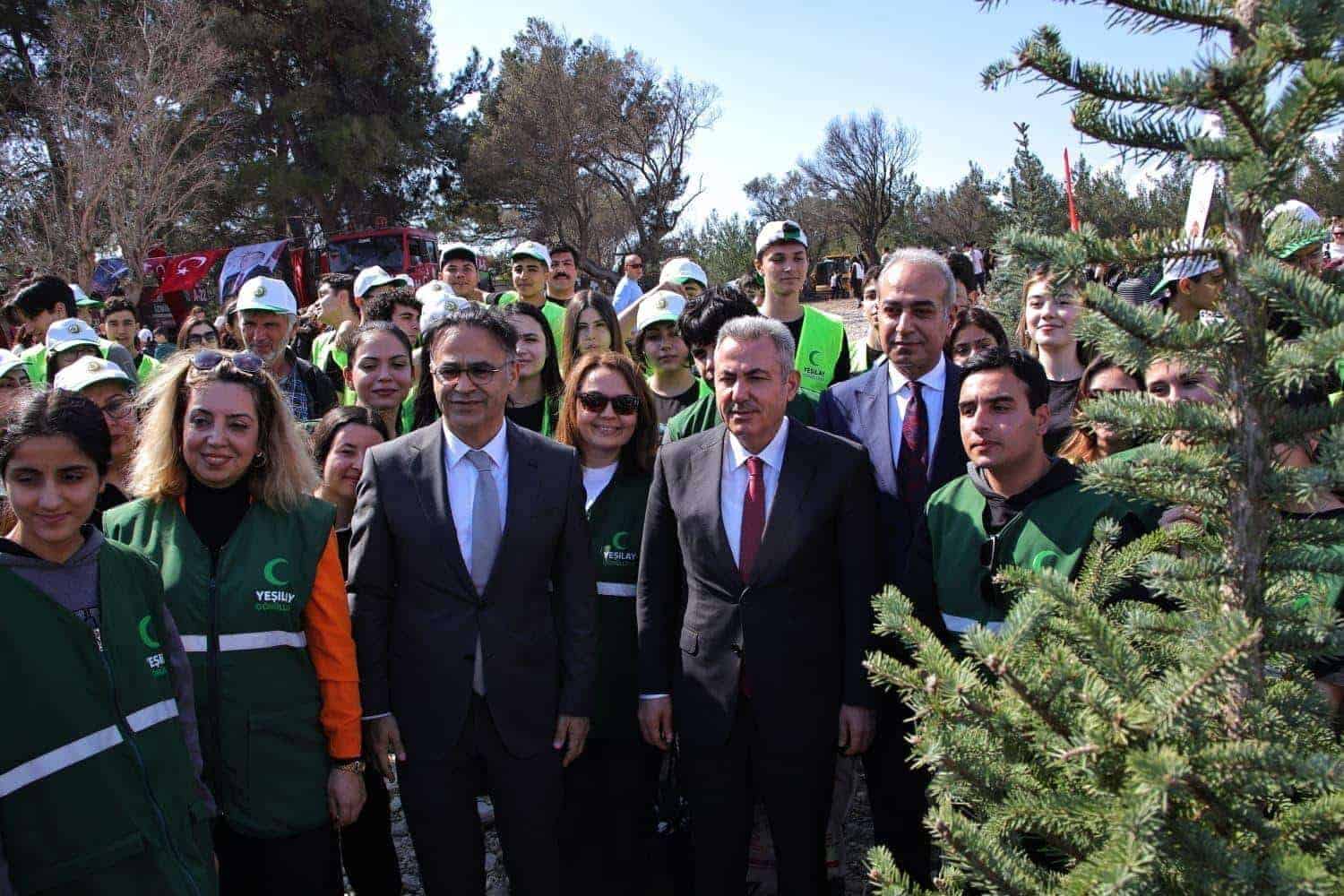 Buca’da Öğrencilerin Harçlıklarıyla Binlerce Fidan Toprakla Buluştu