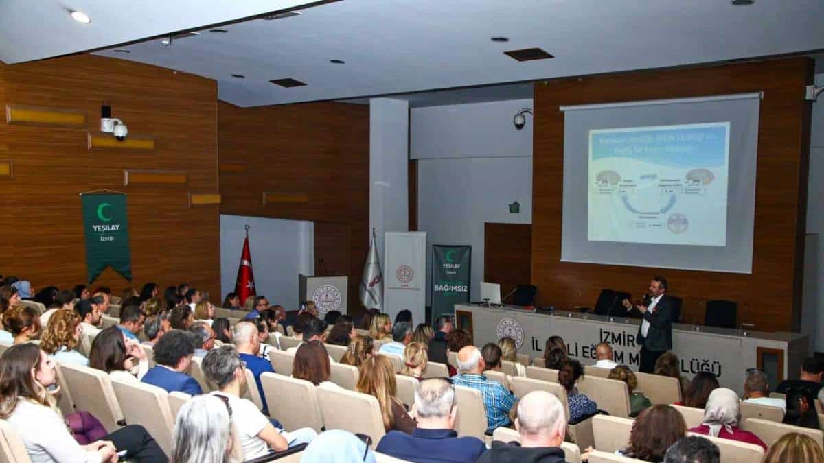İzmir’de Sağlıklı Yaşam Ligi Kapsamında Rehber Öğretmenlere Bağımlılıkla Mücadele Eğitimi Verildi