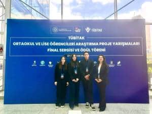 İzmirli Öğrenciler TÜBİTAK 2204 Türkiye Finallerinde Bilimsel Çalışmalarıyla Dikkat Çekti