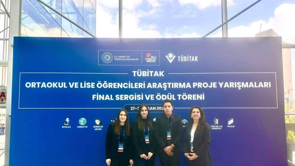 İzmirli Öğrenciler TÜBİTAK 2204 Türkiye Finallerinde Bilimsel Çalışmalarıyla Dikkat Çekti