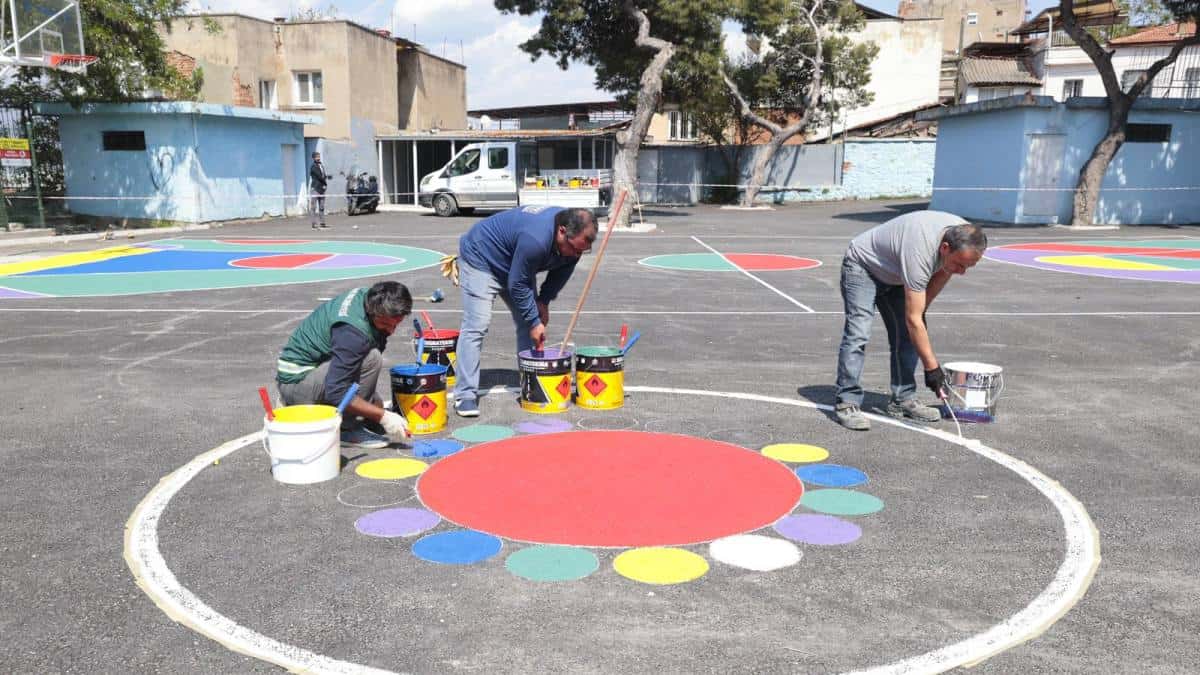 Konak Belediyesi, Okul Bahçelerinde Renkli Dokunuşları Hayata Geçiriyor