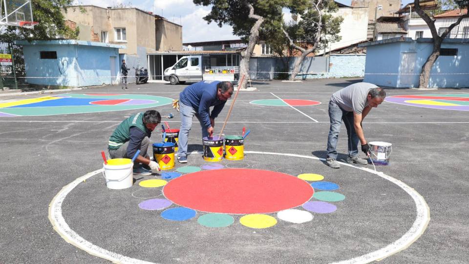 Konak Belediyesi, Okul Bahçelerinde Renkli Dokunuşları Hayata Geçiriyor