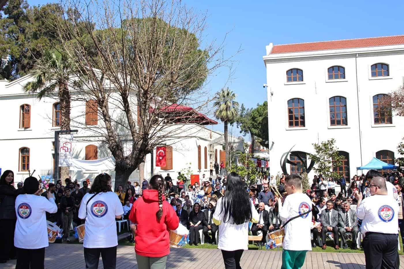 İzmir’de Otizm Şenliği Farkındalık ve Katılımla Renkli Görüntülere Sahne Oldu