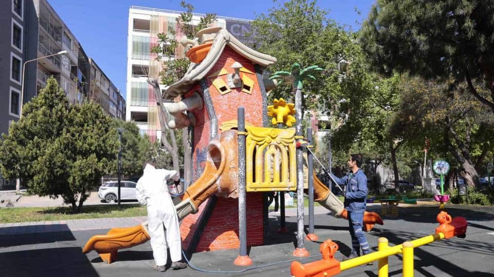 Konak Belediyesi, Parklarda Yaz Öncesi Temizlik ve Bakım Çalışmalarını Sürdürüyor